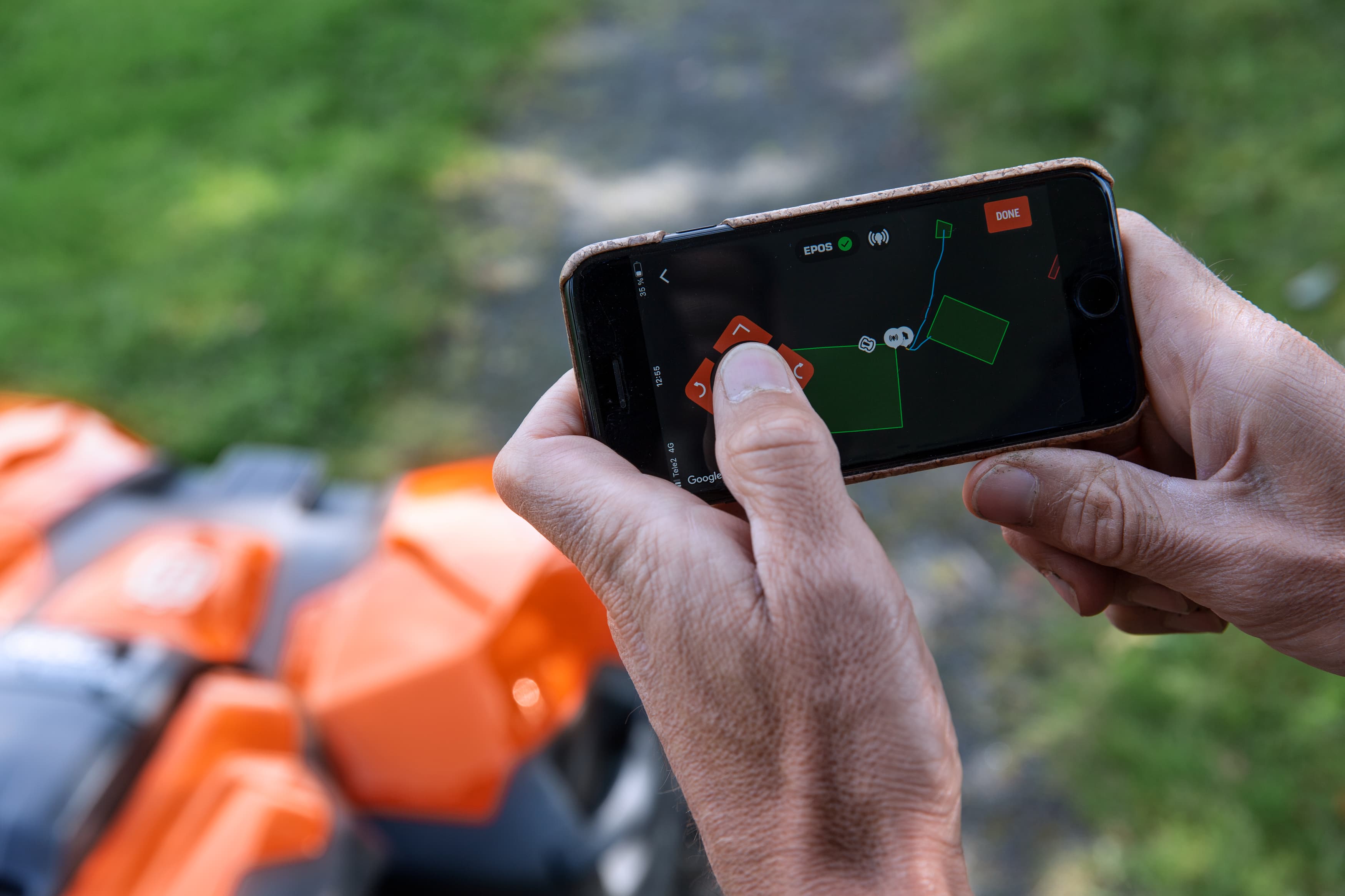 Seize the opportunity to operate the product using a remote control via the appDrive feature on your smartphone. The handling is easy and user-friendly, sparing you from strenuous, unnecessary lifting when the product needs to be moved between workspaces, to the service facility, or during installation. image